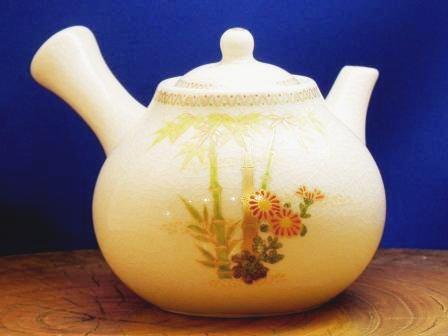 the White Satsuma : the teapot Bamboo and Red Chrysanthemum