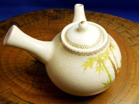 the White Satsuma : the teapot Bamboo and Red Chrysanthemum