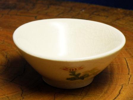 the White Satsuma : the flat sake cup Bamboo and Red Chrysanthemum