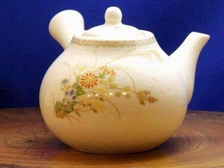 the White Satsuma : the teapot Autumn Flowers