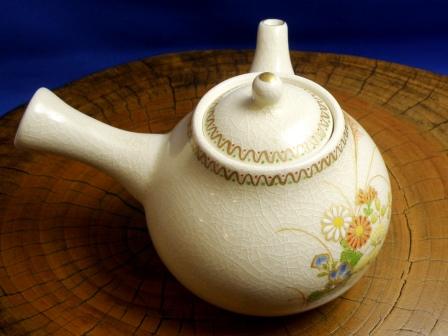 the White Satsuma : the teapot Autumn Flowers