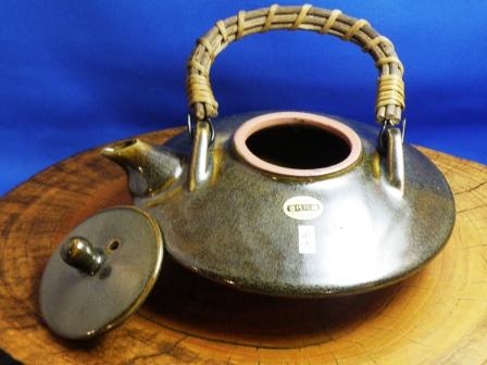 the Black Satsuma (the Naeshirogawa Pottery) : the sake pot Kurojyoka for 540mL