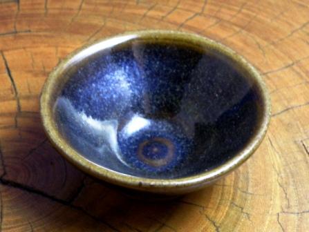 the Black Satsuma (the Naeshirogawa Pottery) : the flat sake cup