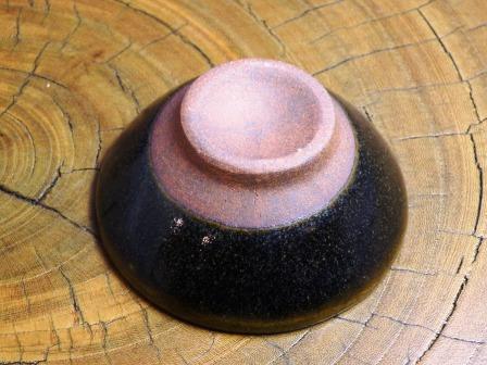 the Black Satsuma (the Naeshirogawa Pottery) : the flat sake cup