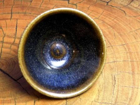 the Black Satsuma (the Naeshirogawa Pottery) : the flat sake cup