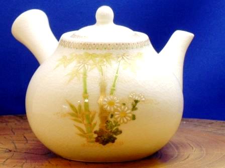 the White Satsuma : the teapot Bamboo and White Chrysanthemum