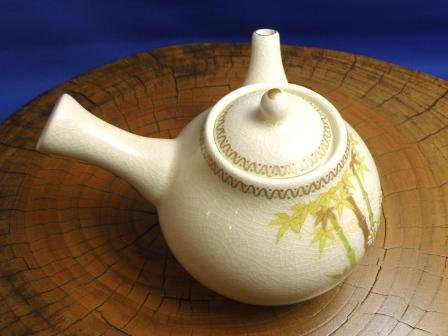 the White Satsuma : the teapot Bamboo and White Chrysanthemum