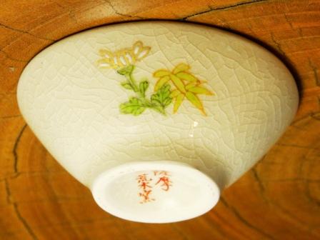 the White Satsuma : the flat sake cup Bamboo and White Chrysanthemum