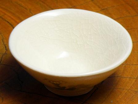 the White Satsuma : the flat sake cup Bamboo and White Chrysanthemum