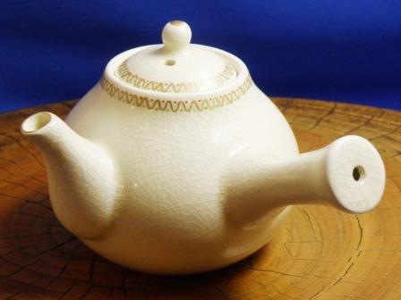 the White Satsuma : the teapot Bamboo and Red Chrysanthemum