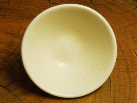the White Satsuma : the flat sake cup Bamboo and Red Chrysanthemum