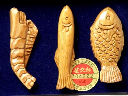 A chopstick rest set carved by hands A fish shop