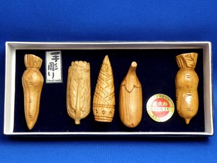 A chopstick rest set carved by hands A fruit and vegetable shop