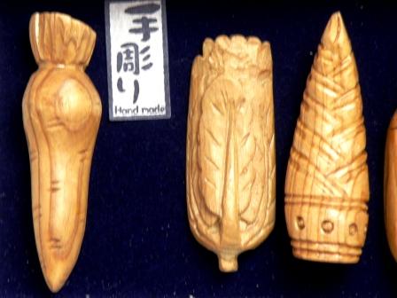 A chopstick rest set carved by hands A fruit and vegetable shop