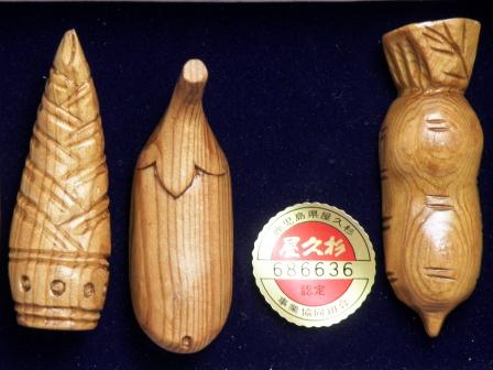 A chopstick rest set carved by hands A fruit and vegetable shop