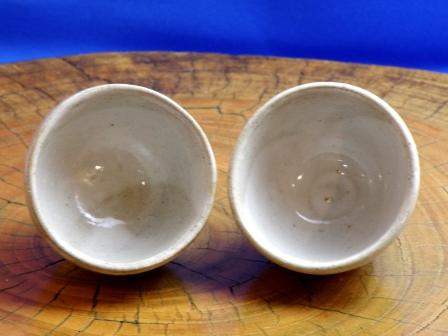 A globular sake cup Komaru